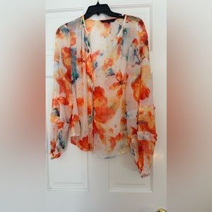 Thus is a beautiful long sleeve top. No size but it gas to br M or 8 to fit me